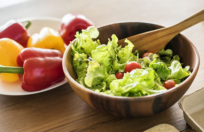 Смачним і корисним гарніром може послужити салат. 