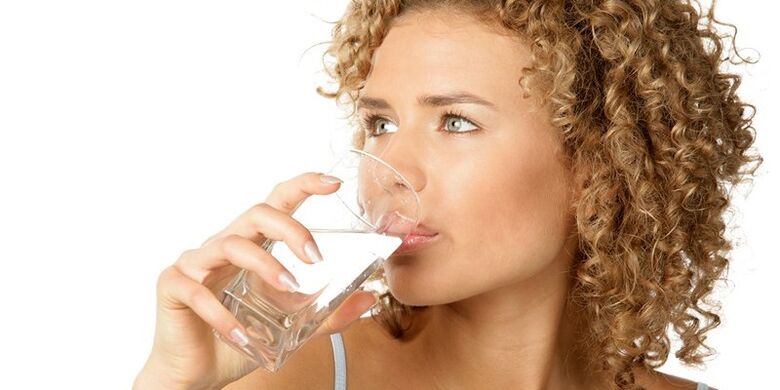 На питній дієті необхідно вживати 1, 5 літра очищеної води, крім іншої рідини
