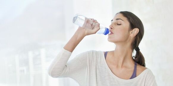 Щоб швидко схуднути, необхідно щодня випивати не менше 2 літрів води
