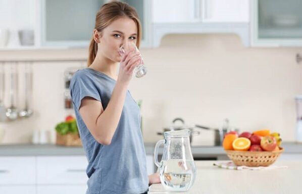 Вживання води перед їжею для схуднення на лінивій дієті
